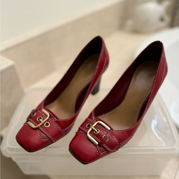 Red Bandolino heels with buckle detail - Picture 1 of 6